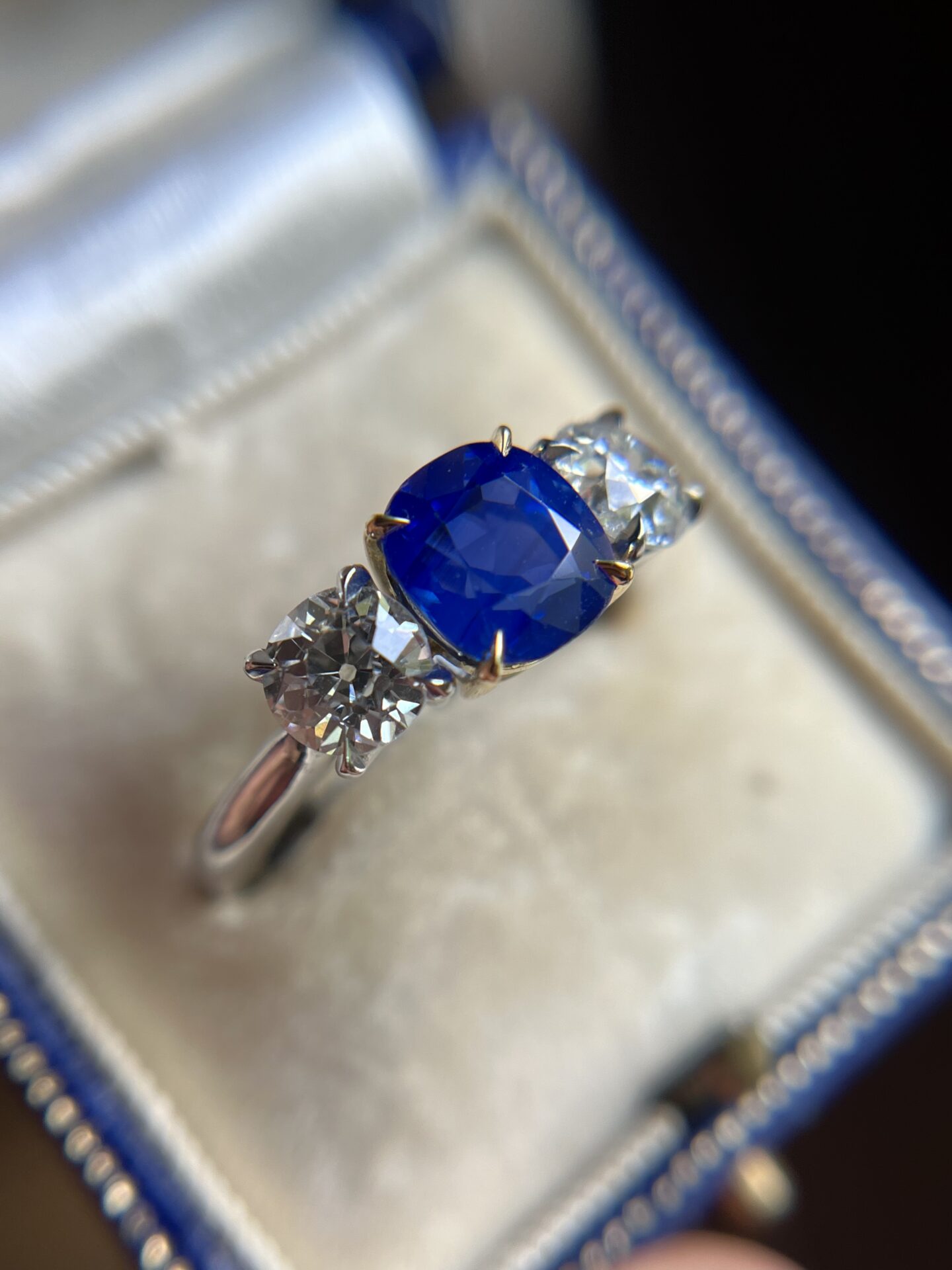 An Exceptional Unheated Kashmir Sapphire Ring, 2.09 Carats - Image 4