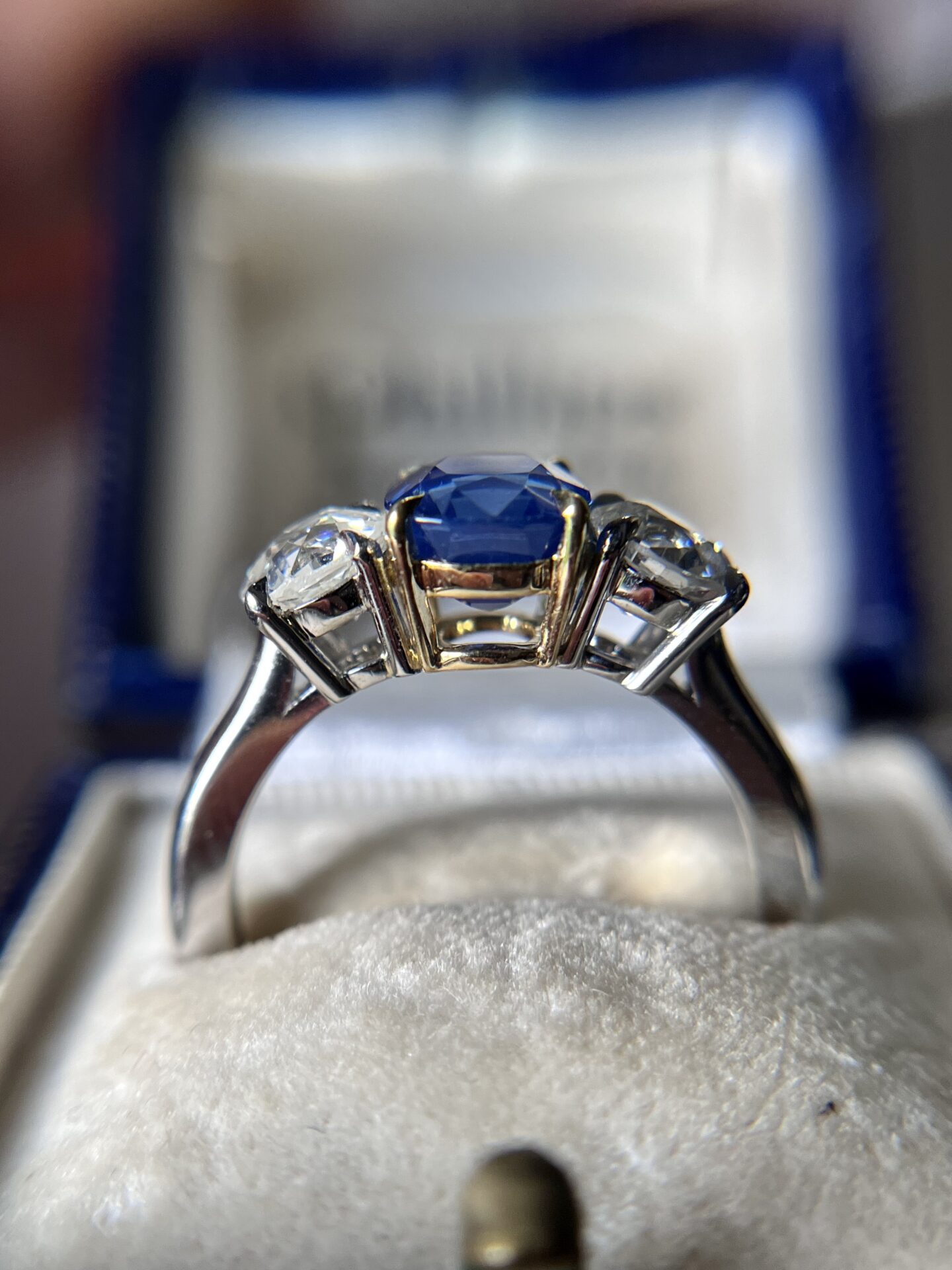 An Exceptional Unheated Kashmir Sapphire Ring, 2.09 Carats - Image 5