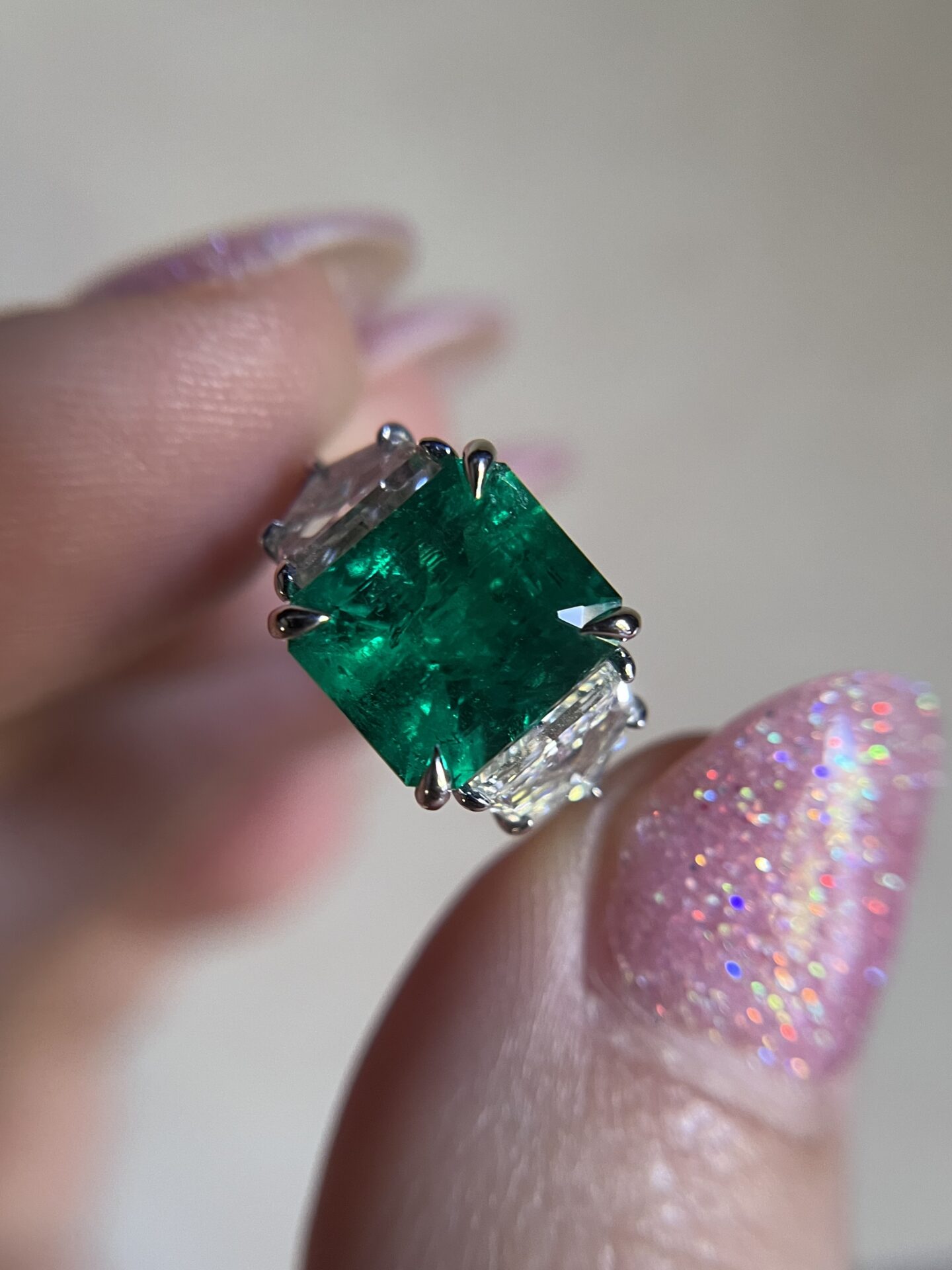 A Dazzling Colombian Emerald Ring, 3.41 Carats - Image 3