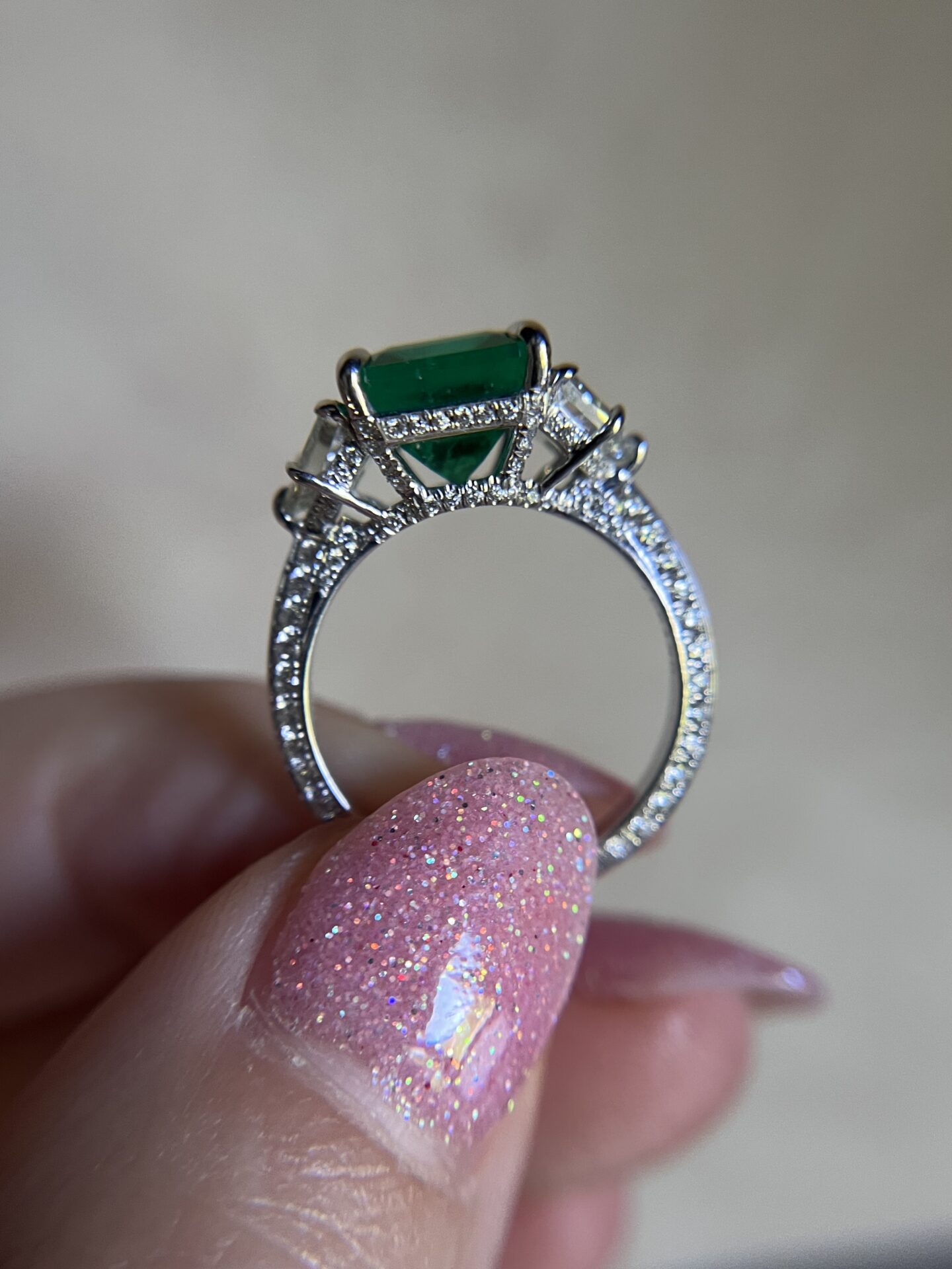 A Dazzling Colombian Emerald Ring, 3.41 Carats