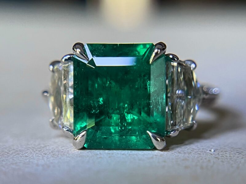 A Dazzling Colombian Emerald Ring, 3.41 Carats